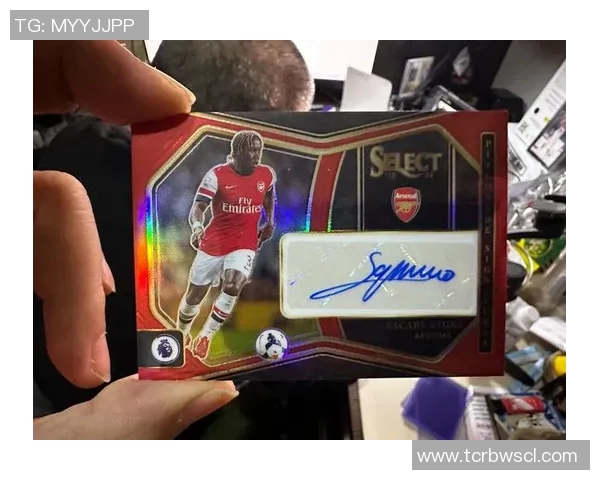 揭秘拆开足球球星卡包的技巧与策略让你轻松入手珍稀卡片