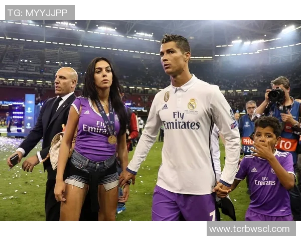 足球女神球星签名照曝光 网红美女与赛场风采完美融合